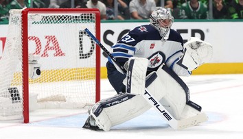 NHL rozdávala ocenenia, najviac ich dostal  Hellebuyck. S prázdnymi rukami neodišiel ani Ovečkin