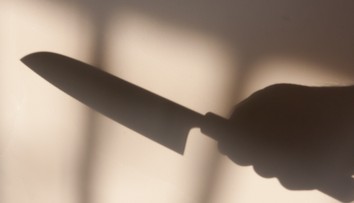 Sýrčan brutálne ubodal tehotnú sestru, dostal 12 rokov väzenia