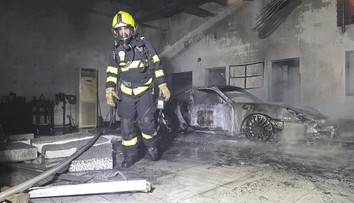 FOTO: Záhadný požiar v českom autosalóne. Pred polnocou odrazu začalo horieť športové auto