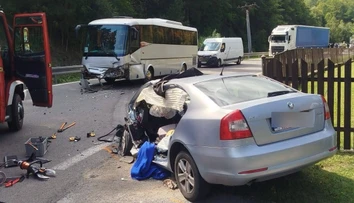 Nehoda ochromila dopravu v Makove. Osobné auto prešlo do protismeru a zrazilo sa s autobusom