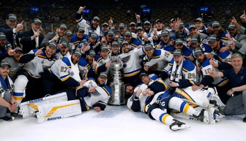 VIDEO: Hráči St. Louis prvýkrát získali Stanleyho pohár, Boston zdolali na jeho ľade