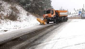 Počasie komplikuje dopravu. Viaceré horské priechody sú pre kamióny uzavreté
