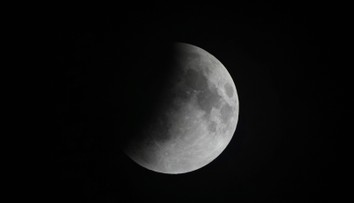 FOTO: Nebo nám ponúklo jedinečné divadlo. Ľudia si mohli vychutnať vzácne zatmenie Mesiaca