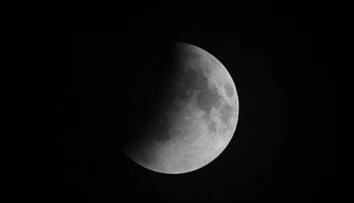 FOTO: Nebo nám ponúklo jedinečné divadlo. Ľudia si mohli vychutnať vzácne zatmenie Mesiaca