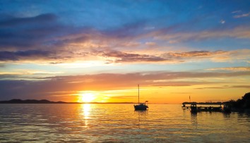 Na vyhlásenej chorvátskej pláži zakázali kúpanie. Voda je plná výkalov