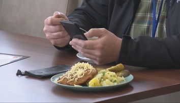 Takmer polovica Slovákov robí popri jedení ešte niečo iné. Možno práve preto si ani nevšimneme moment, keď máme dosť