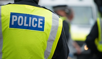 VIDEO: Skupina policajtov zatkla vydesenú 16-ročnú autistku. Previniť sa mala homofóbnou poznámkou voči policajtke