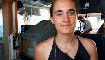 Kapitánku lode Sea Watch zachraňujúcu migrantov zatkli. Ľudia urobili nádhernú vec