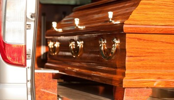 Prípad, aký nemá obdoby. Polícia zastavila smútočný sprievod, neuveríte, čo sa z neho vykľulo