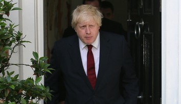 Lietadlo s novým britským ministrom Johnsonom muselo núdzovo pristáť