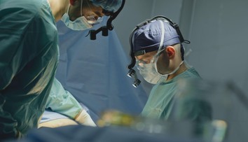 Myslela si, že zomrie. V tele jej tri mesiace hnili 18-centimetrové chirurgické nožnice