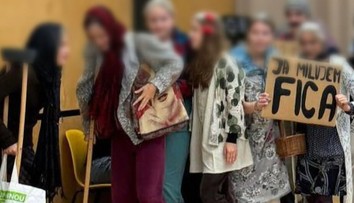 Študenti z gymnázia Bilíková sa stretli s Jednotou dôchodcov. Incident si vydiskutovali, riaditeľ za študentmi stojí