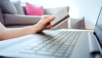 Podvodníci útočia najmä pred Vianocami. Odborník radí, ako spoznať falošné e-shopy