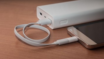 Žene v noci explodovala nabíjačka priamo na posteli. Skončila v nemocnici s vážnymi popáleninami