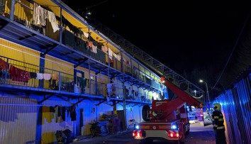Vo Svidníku horí bytovka, hasičom sa podarilo požiar lokalizovať