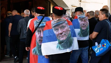 Vojnového zločinca odsúdeného za genocídu oslavujú ako národného hrdinu. Na pohreb sa chystajú tisíce ľudí