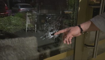 Polícia tvrdí, že v Petržalke použila varovné výstrely. Svedkovia a videá hovoria o niečo inom