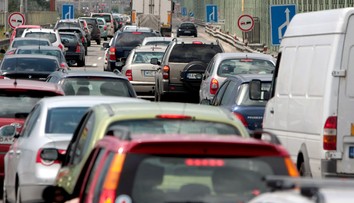 Hromadná nehoda v Bratislave. Vodiči čakajú v kolónach desiatky minút