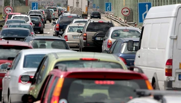 Hromadná nehoda v Bratislave. Vodiči čakajú v kolónach desiatky minút