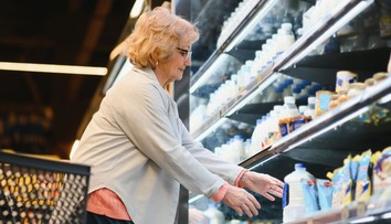 Seniori robia v strave veľkú chybu. Odborníci upozorňujú na potravinu, ktorá chýba väčšine z nich