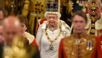 Kráľovná Alžbeta II. zo svojeho trónu otvorila zasadanie parlamentu