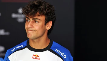 Mladík boduje v F1, no vodičský preukaz stále nemá. Komplikácie s cestovaním mu pomáha riešiť mama