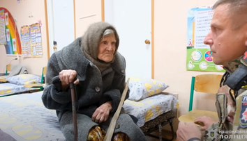 Takmer storočná starenka pešo utiekla pred ruským ostreľovaním. Za pomoci palíc prešla desať kilometrov