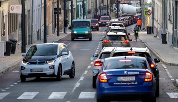 Na cestách nás čakajú radikálne zmeny. Týkajú sa vodičov, chodcov aj elektrických kolobežiek