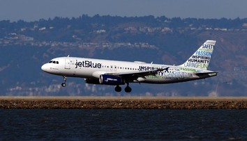 Nebezpečná hádka na palube lietadla. Cestujúci pri vzlete otvoril dvere