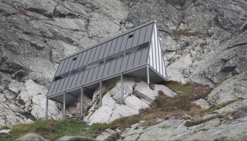 Medzi tatranskými štítmi lietali toalety. Vrtuľník ich vyviezol pre turistov až na Chatu pod Rysmi