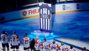 Dosluhujúci prezident IIHF Fasel sa rozlúčil exhibíciou. Nechýbali v nej aj traja Slováci