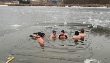 Skok do ľadovej vody posilňuje telo aj myseľ. Niektorí by sa mu však mali vyhnúť