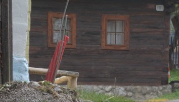 Slovenská obec zostala bez svetiel v čase, keď medvede chodia do záhrad. Ľudia sa boja vychádzať z domov