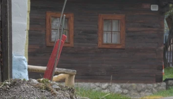 Slovenská obec zostala bez svetiel v čase, keď medvede chodia do záhrad. Ľudia sa boja vychádzať z domov