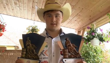 Je to extra trieda. Hendikepovaný westernový jazdec Filip nemá konkurenciu