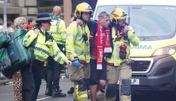 Negatívna škvrna na oslavách titulu. Do davu fanúšikov Liverpoolu vrazilo auto