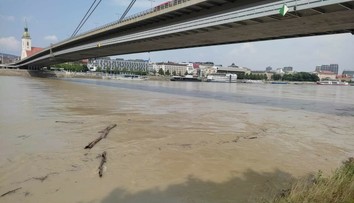 FOTO: Hladina Dunaja kulminuje, dosiahla takmer sedem metrov