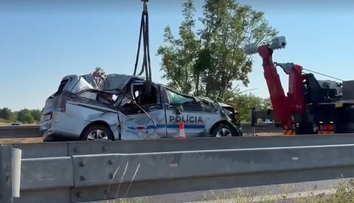 VIDEO: Policajné auto preletelo zvodidlá na D1 a skončilo na streche, zranili sa dvaja muži