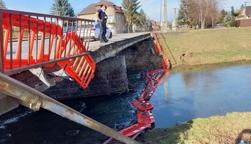 FOTO: Zábradlie v Partizánskom už netreba opravovať. Odtrhlo sa a spadlo do rieky