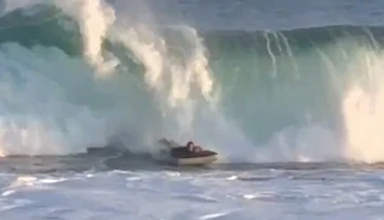 Surfovanie na doske už nie je „in“. Mladíkovi na videu stačil nafukovací matrac
