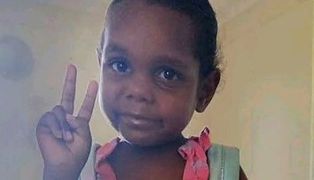 Austrália: Úrady oficiálne obvinili muža z vraždy päťročného dievčatka. Pred zatknutím ho chcel zlynčovať dav