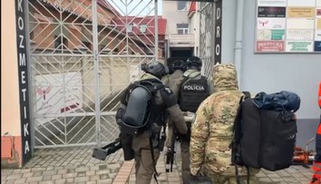 VIDEO: Rukojemnícka dráma v centre Serede. V byte sa zabarikádoval muž so zbraňou