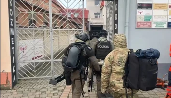 VIDEO: Rukojemnícka dráma v centre Serede. V byte sa zabarikádoval muž so zbraňou