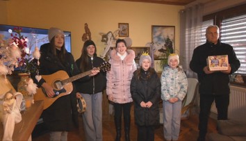 Šíria vianočné čaro a pomáhajú. Otec s dcérami dary za spievanie kolied venujú deťom v Afrike