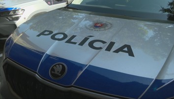 Pri Bánovciach nad Bebravou sa zrazilo osobné auto s nákladiakom. Na miesto vyslali všetky záchranné zložky