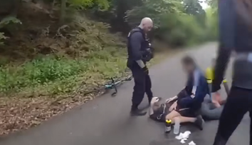 VIDEO: Muž napadol v bratislavskom lese dvoch bežcov. Vytiahol na nich slzotvorný sprej, mal pri sebe nože