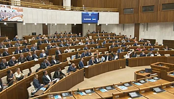 Parlament si dal trojmesačné prázdniny. Stovku bodov presunuli na jeseň