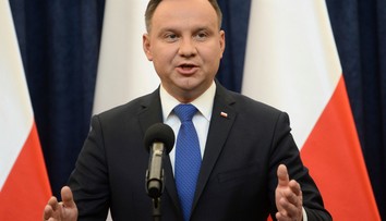 Duda podpíše zákon, ktorý bude trestať za výroky obviňujúce Poliakov z holokaustu