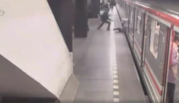 VIDEO: Sekundy od tragédie. Žena v Prahe spadla pod metro, zachránili ju cestujúci