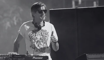 Nečakane zomrel DJ Kavinsky († 50). Preslávil ho legendárny hit, ktorý dnes valcuje TikTok